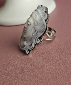 Anello in argento 925 con cammeo natività scolpito dalla conchiglia sardonica