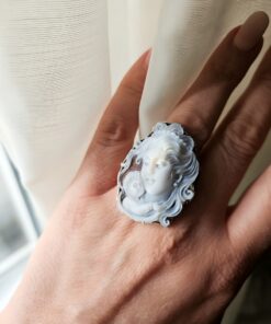 Anello in argento 925 con cammeo natività scolpito dalla conchiglia sardonica