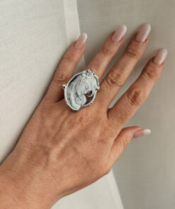 Anello in argento 925 con cammeo natività scolpito dalla conchiglia sardonica