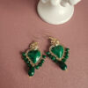 Orecchini pendenti con cuori sacri verdi e pietre verdi