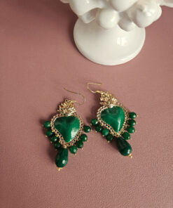 Orecchini pendenti con cuori sacri verdi e pietre verdi