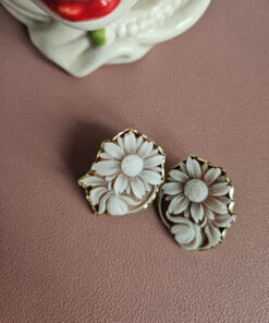 Orecchini vittoriani al lobo con cammei margherita scolpiti dalla conchiglia sardonica