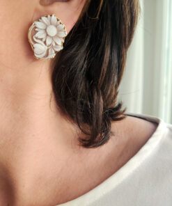 Orecchini vittoriani al lobo con cammei margherita scolpiti dalla conchiglia sardonica