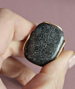 Alternative view of Anello Rettangolare in Argento 925 Placcato Oro con Corallo Agatizzato