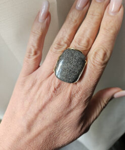 anello grande rettangolare con corallo agatizzato