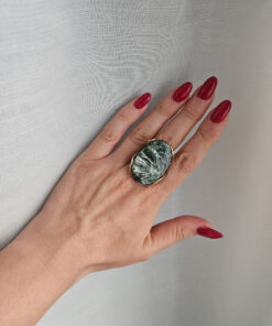anello ovale con pietra naturale serafinite