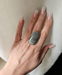 anello rettangolare con corallo agatizzato