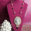 collana a catena con perle onice e cammeo scolpito dalla conchiglia sardonica