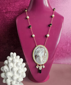 collana a catena con perle onice e cammeo scolpito dalla conchiglia sardonica