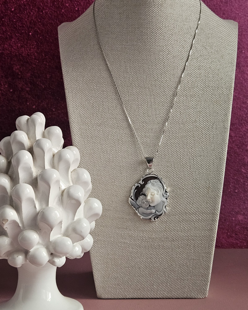 collana a catena in argento 925 con cammeo natività scolpito dalla conchiglia sardonica