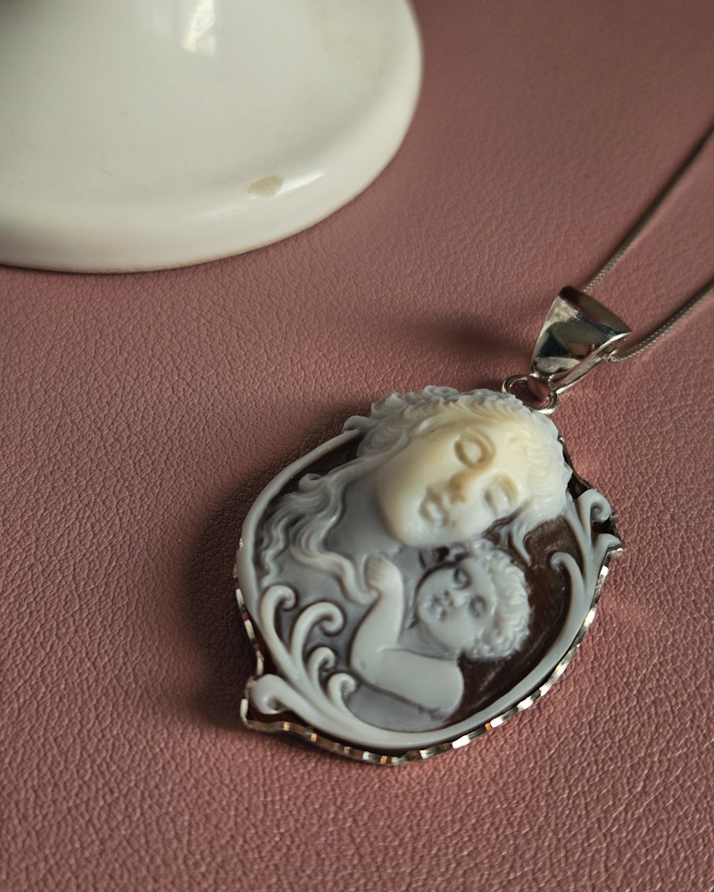 Dainty Chain Necklace with Shell Cameo Pendant - Image 4