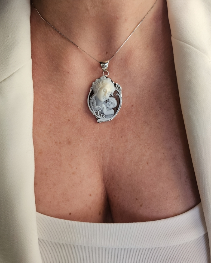 Dainty Chain Necklace with Shell Cameo Pendant - Image 5
