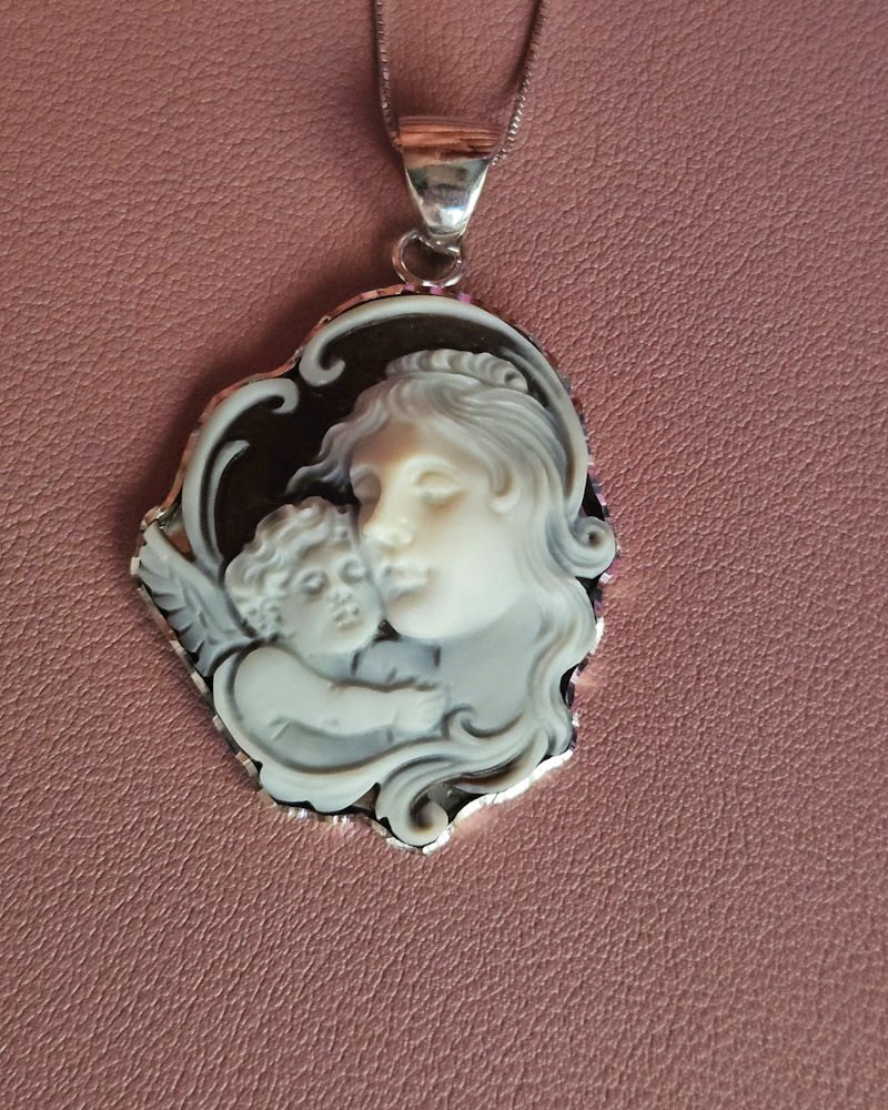 Dainty Chain Necklace with Shell Cameo Pendant - Image 5