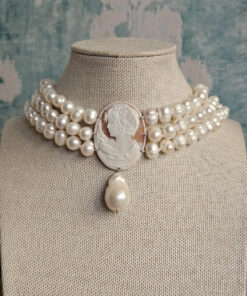 Alternative view of Collana Choker a Tre Fili con Perle di Fiume e Cammeo Conchiglia Sardonica