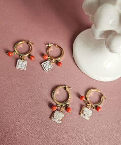 orecchin a cerchio in argento 925 placcato oro con cammei conchiglia e corallo rosso