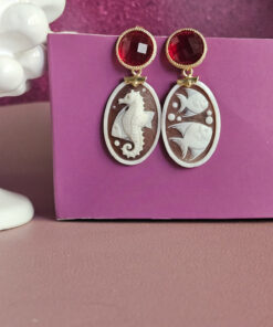orecchini pendenti con cammei cavalluccio e pesce scolpiti dalla conchiglia sardonica