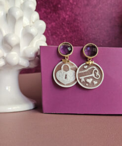 orecchini pendenti con cammei cuore lucchetto e chiave scolpiti da conchiglia sardonica