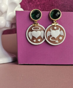 orecchini pendenti con cammei cuori scolpiti dalla conchiglia sardonica