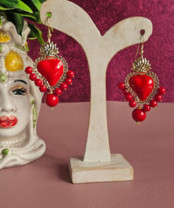 orecchini pendenti con cuori sacri rossi e pietre rosse