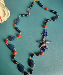 Collana Lunga con Lapis Blu, Pasta di Corallo e Stella Marina in Ceramica di Caltagirone 1