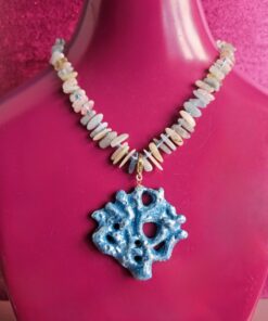 collana siciliana con morganite e ramo di corallo in ceramica di caltagirone