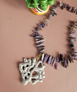 collana girocollo con ametista e ciondolo ramo di corallo in ceramica di caltagirone