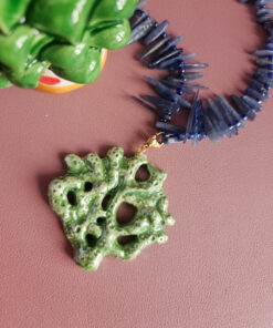 collana girocollo con chips di cianite e ramo di corallo in ceramica di caltagirone