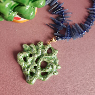 collana girocollo con chips di cianite e ramo di corallo in ceramica di caltagirone