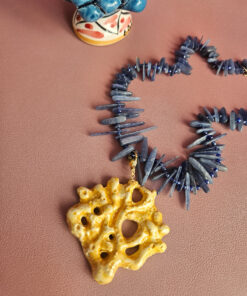 collana girocollo con cianite e ramo di corallo in ceramica di caltagirone
