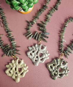 collana girocollo con granato verde e ramo di corallo in ceramica di caltagirone