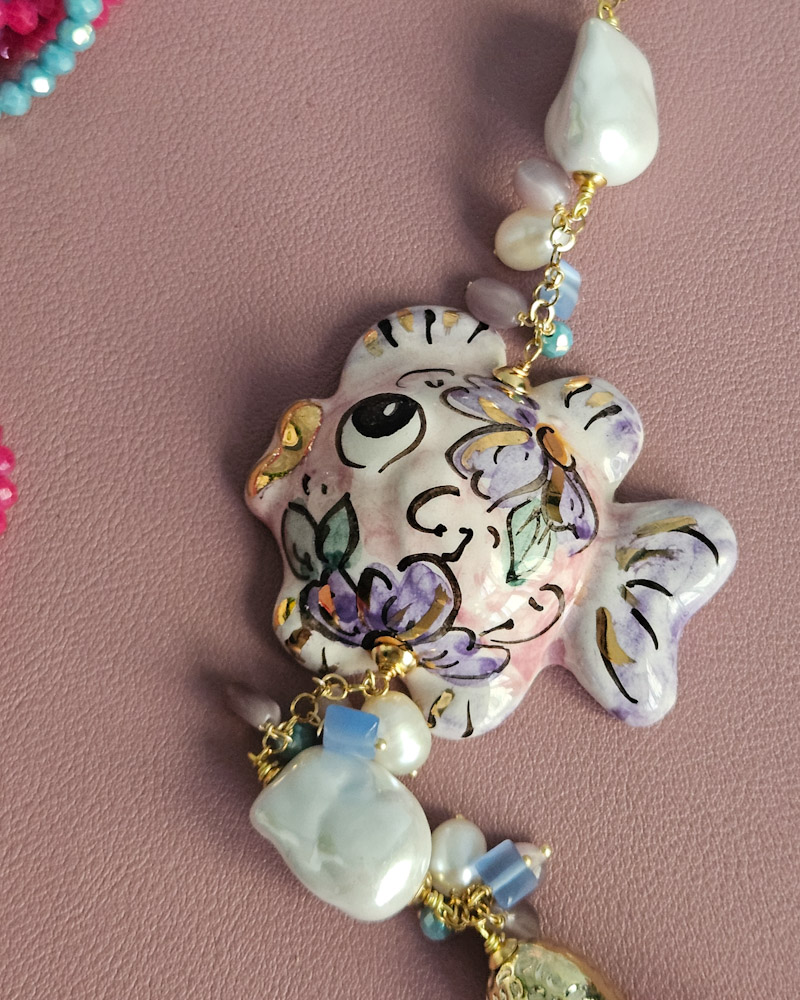 Collana Lunga con Cristalli Colorati e Pesce in Ceramica di Caltagirone - immagine 2