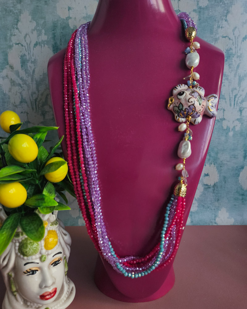 collana lumga con cristalli colorati arcobaleno e pesce in ceramica di caltagirone 3