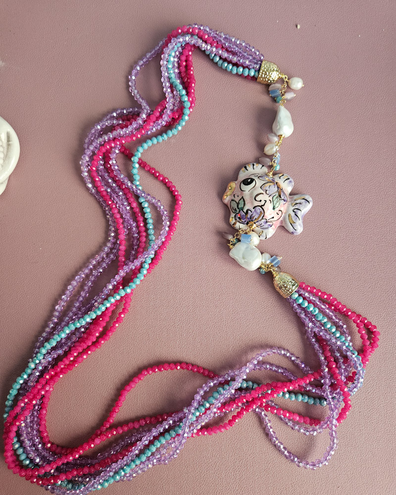 Collana Lunga con Cristalli Colorati e Pesce in Ceramica di Caltagirone - immagine 3