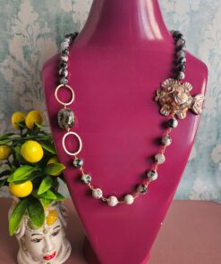 collana lunga siciliana con agata del madagascar e pesce in ceramica di caltagirone