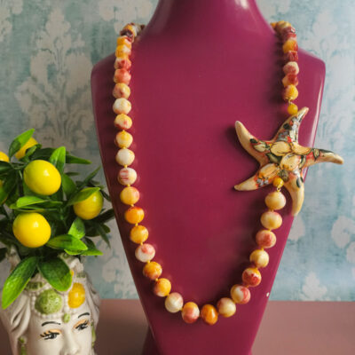 collana siciliana con giada floreale gialla borgogna e stella marina in ceramica di caltagirone
