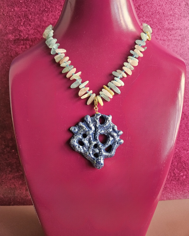 collana siciliana con morganite e ramo di corallo in ceramica di caltagirone
