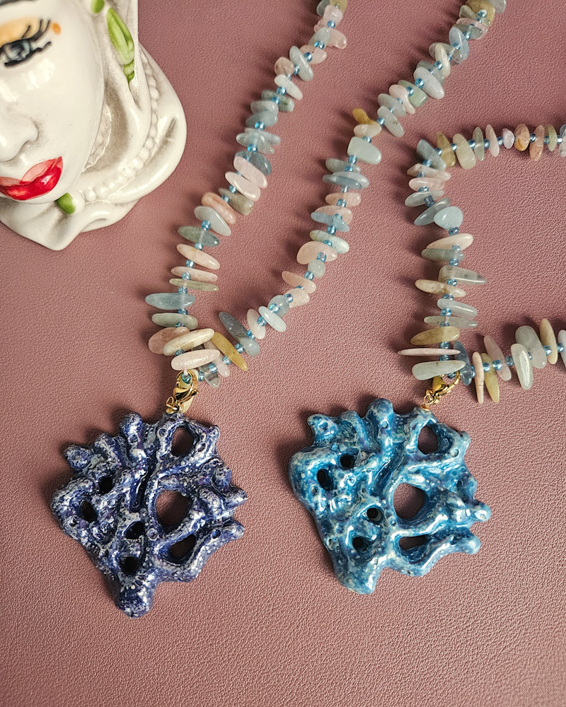 collana siciliana con morganite e ramo di corallo in ceramica di caltagirone