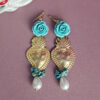 orecchini pendenti con cuori sacri in ottone e rose turchesi