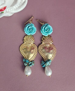 orecchini pendenti con cuori sacri in ottone e rose turchesi