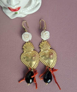 orecchini pendenti con cuori sacri rose bianche onice e corallo rosso