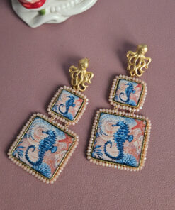 orecchini pendenti con doppia mattonella cavalluccio in pietra lavica e ceramica di caltagirone