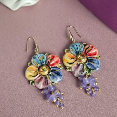 orecchini siciliani con fiori in ceramica di caltagirone e pietre lilla