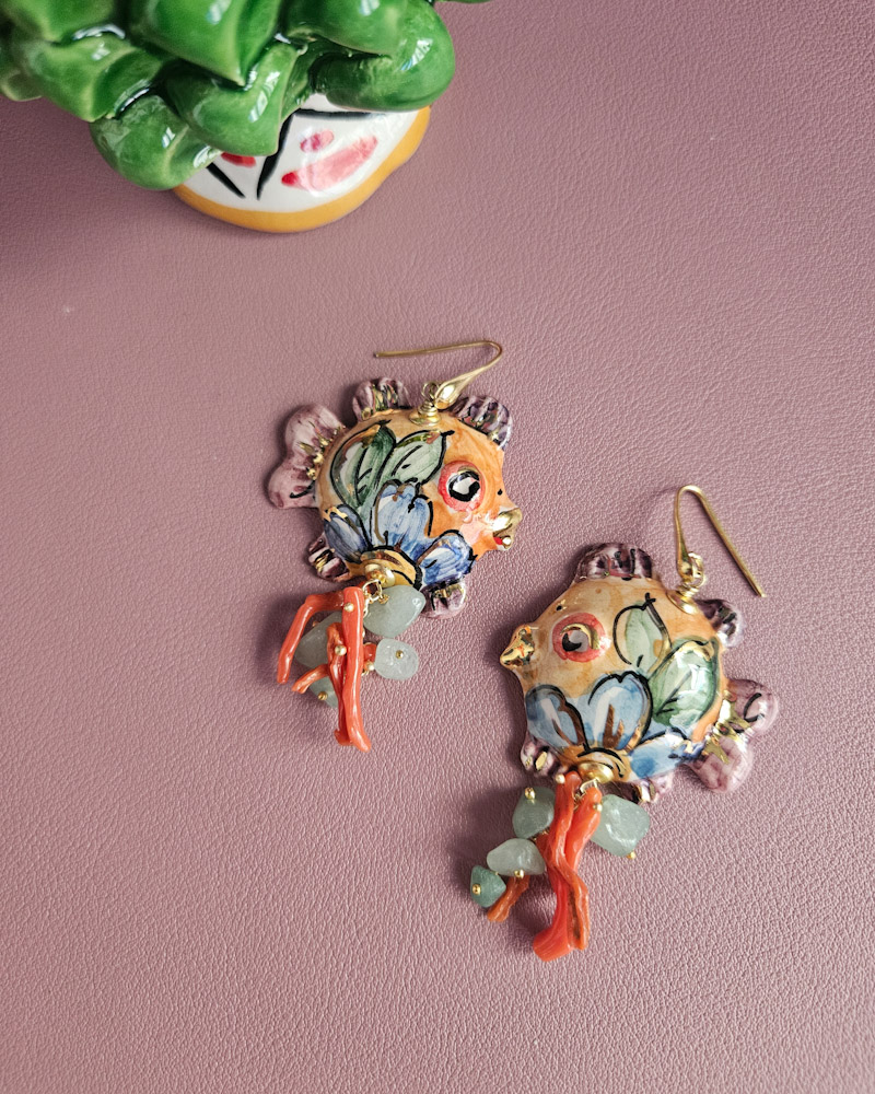 orecchini siciliani con pesci in ceramica di caltagirone amazzonite e corallo rosso