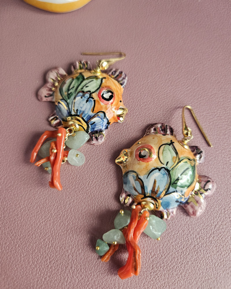 Orecchini Siciliani con Pesci in Ceramica di Caltagirone Corallo Rosso e Amazzonite - immagine 3