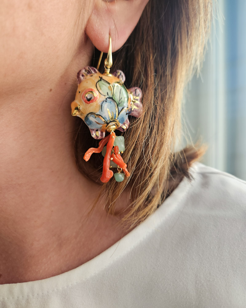 Orecchini Siciliani con Pesci in Ceramica di Caltagirone Corallo Rosso e Amazzonite - immagine 4