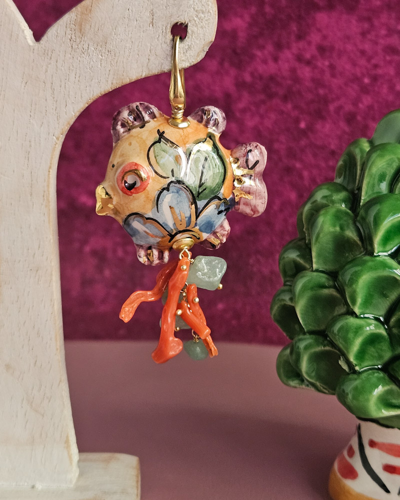Orecchini Siciliani con Pesci in Ceramica di Caltagirone Corallo Rosso e Amazzonite - immagine 2
