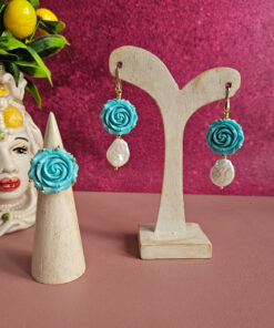 parure anello e Orecchini pendenti con rose turchesi in resina e perle barocche piatte