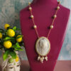 Collana Decollete a Catena con Perle di fiume e Cammeo Scolpito in Conchiglia Sardonica