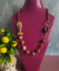 Collana siciliana in agata fuoco con pesciolino in ceramica di caltagirone