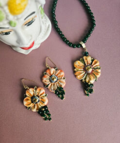 Parure collana e orecchini con agata verde e fiori in ceramica di caltagirone